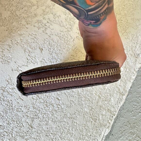 Michael Kors jet set brown & gold logo name plate zip around wallet - Picture 3 of 9